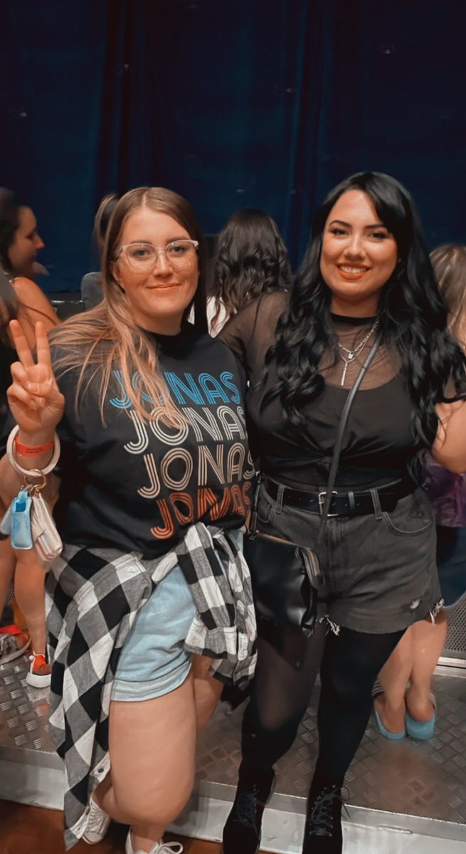 CourtneeS19's tweet photo. Ahhh so excited to see y’all🤍 @jonasbrothers #JonasBrothers https://t.co/Ojeote9NwI