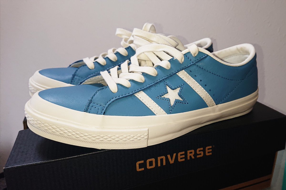 watakazukazu's tweet photo. atmosでちょいセールでお安くなってたんでポチりました☺️CONVERSE STAR &amp; BARS👟表革素材で出るの珍しいのと某大手ブランドと違って履き込むと良いアジ出そうな質高いレザー使っててくすんだ水色も良い感じです👍
#CONVERSE
#STARANDBARS
#昔はジャックスターって言ってたよね https://t.co/sANJpfKPLh