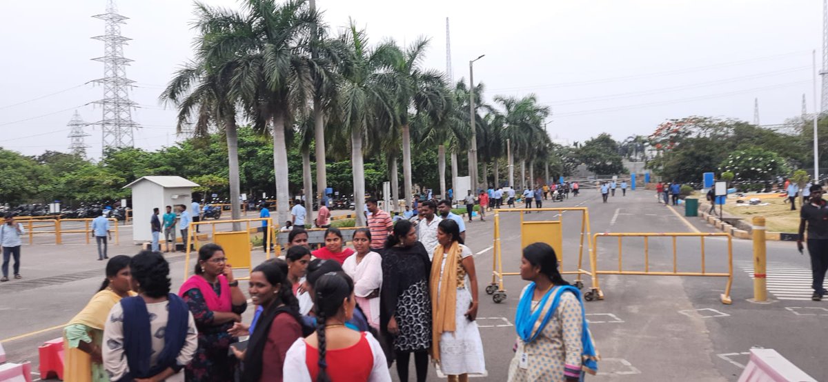mgopalakris's tweet photo. @jimfarley98 
Ford India Chennai plant at 6 th day continues in employees protest-support and save employees. https://t.co/lAhT16GGgd