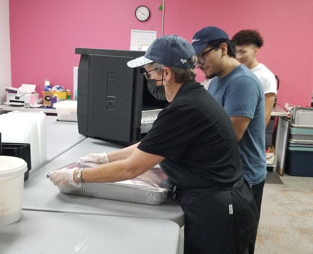 SSKindnessCount's tweet photo. Unable to return home and with no place to stay, families are often stuck near the border waiting for their cases to be heard. WCK has been working with local restaurants to provide nourishing meals each day to migrants in shelters, many of whom are families with young children. https://t.co/tePJCRGLPY