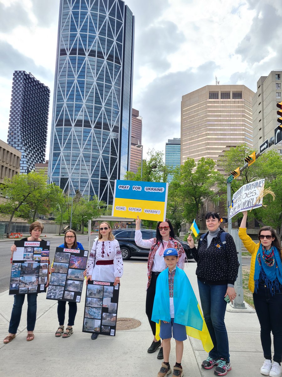 CalgaryDignity's tweet photo. Glory to Ukraine! Glory to heroes! March in the heart of Calgary, Alberta, Canada!
#yyc #Calgary #UkrainiansFleeingWar #Ukrainians #UkrainiansinCalgary #Ukraine #SaveUkraine #StopPutin #StopWar #StopRussia #StopRussianAgression #100DaysOfWar https://t.co/KGLvUm7Qys