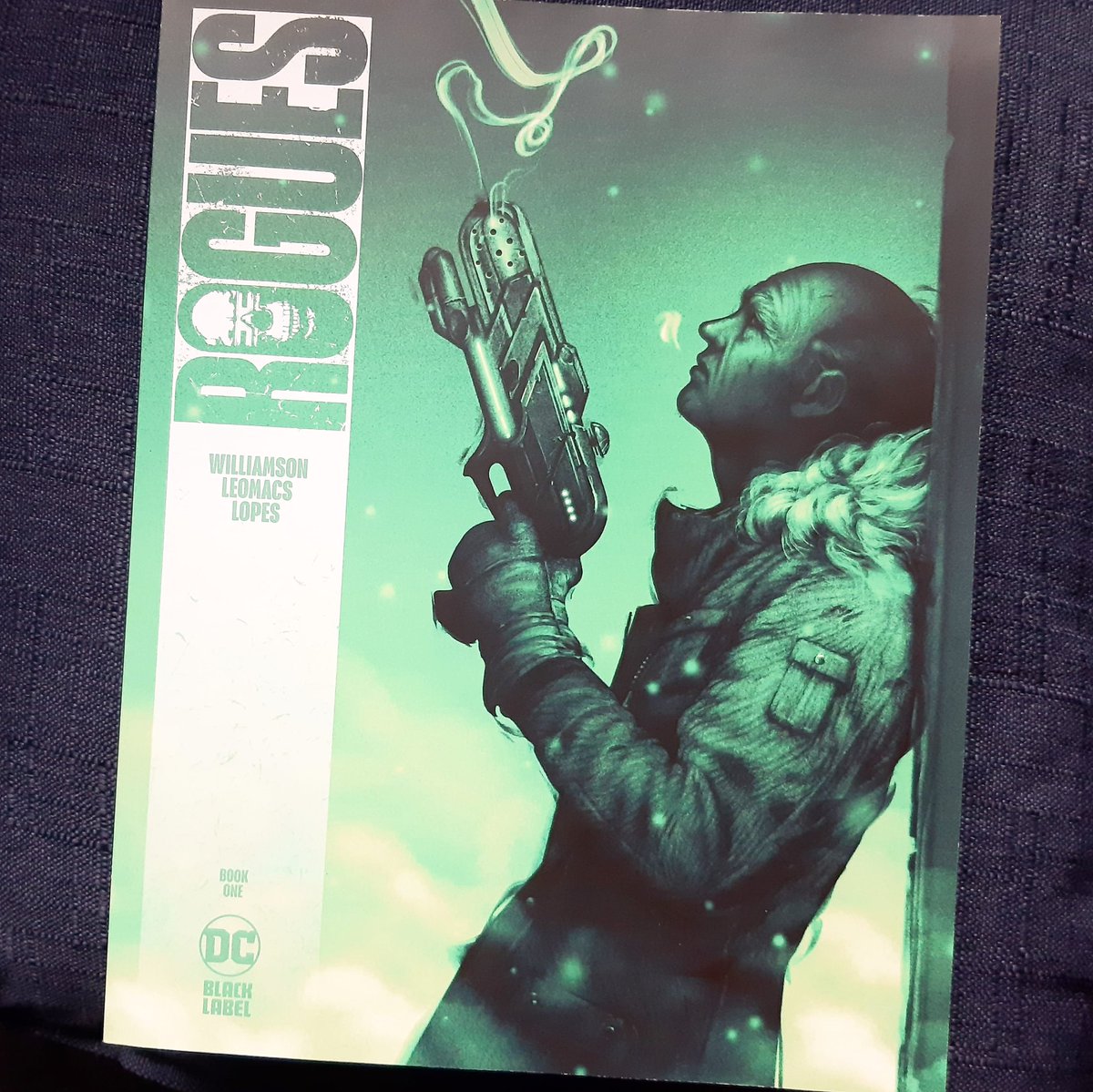 EmjayMj2's tweet photo. Really, really enjoyed this. Glad I've got issue 2 handy, ready to read. 🤘🏻 #Rogues #DCBlackLabel #JoshuaWilliamson #Leomacs #MatheusLopes #SamWolfeConnelly #CaptainCold ❄ #TheFlash #DC #DCComics https://t.co/cXWE9oivnj