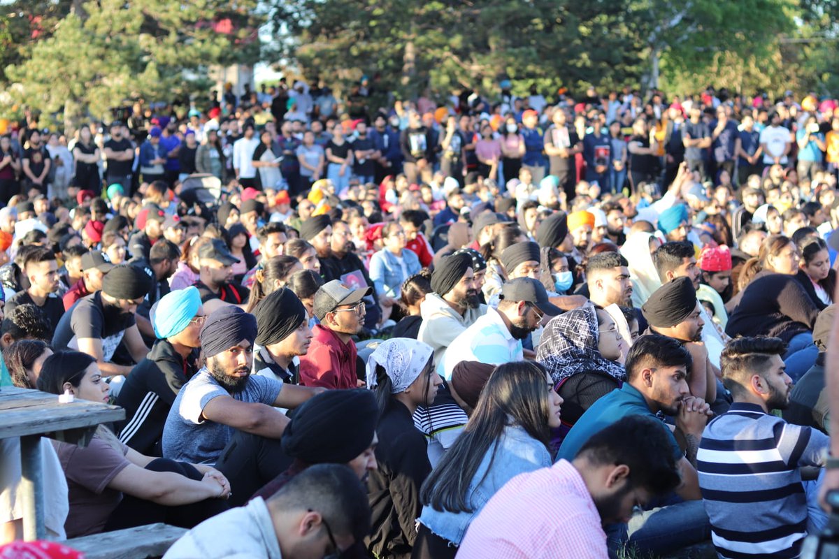 BaazNewsOrg's tweet photo. Thousands of Brampton residents attended a vigil for #sidhumoosewala today. It was one of the largest vigils ever held in the city. 

📸 @Kuwarx123x https://t.co/oygltMaFX1
