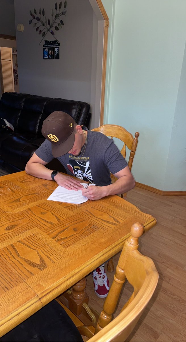 Super blessed to sign with <a href="/ParkBuccaneers/">Park University Gilbert Buccaneers</a> couldn’t have done this without the support of my family and friends 🙏🏼💛
