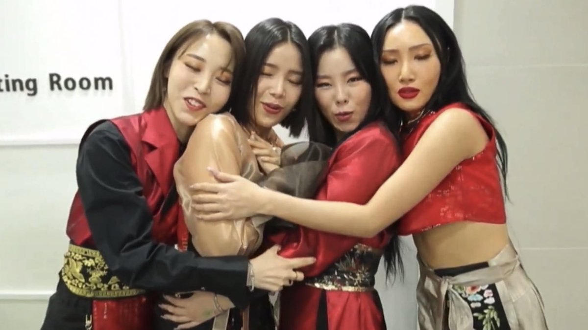 michyongsun's tweet photo. mamamoo hugging is so special to me https://t.co/bxIeMqFRuU