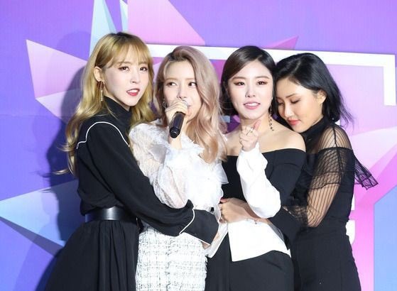 michyongsun's tweet photo. mamamoo hugging is so special to me https://t.co/bxIeMqFRuU