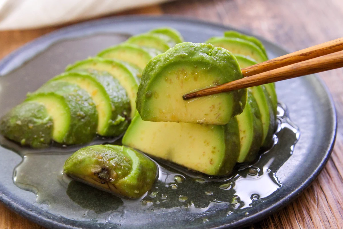 ご飯のお供にもおつまみにもなる？！簡単で美味しそうな「アボカド」レシピ！