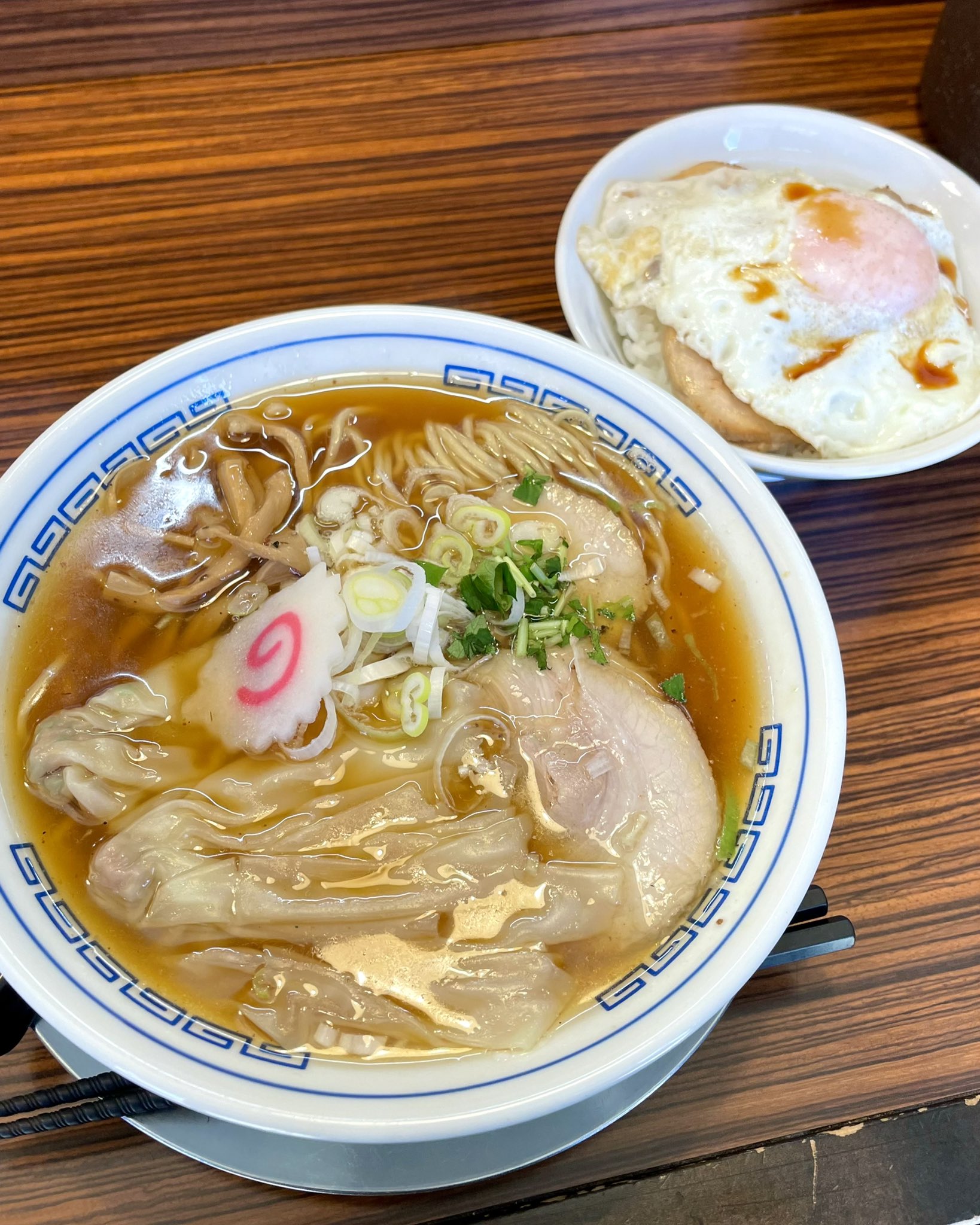東京チャルメラ 秋刀鮪だし 宣久 芦花公園 ワンタンそば チャーシューエッグ丼 優しい味わいのスープに ツルッとした舌触りのワンタン バランスの良いラーメンです 炙りチャーシューの上に 半熟目玉焼がのったエッグ丼も 食べてお腹大満足 D
