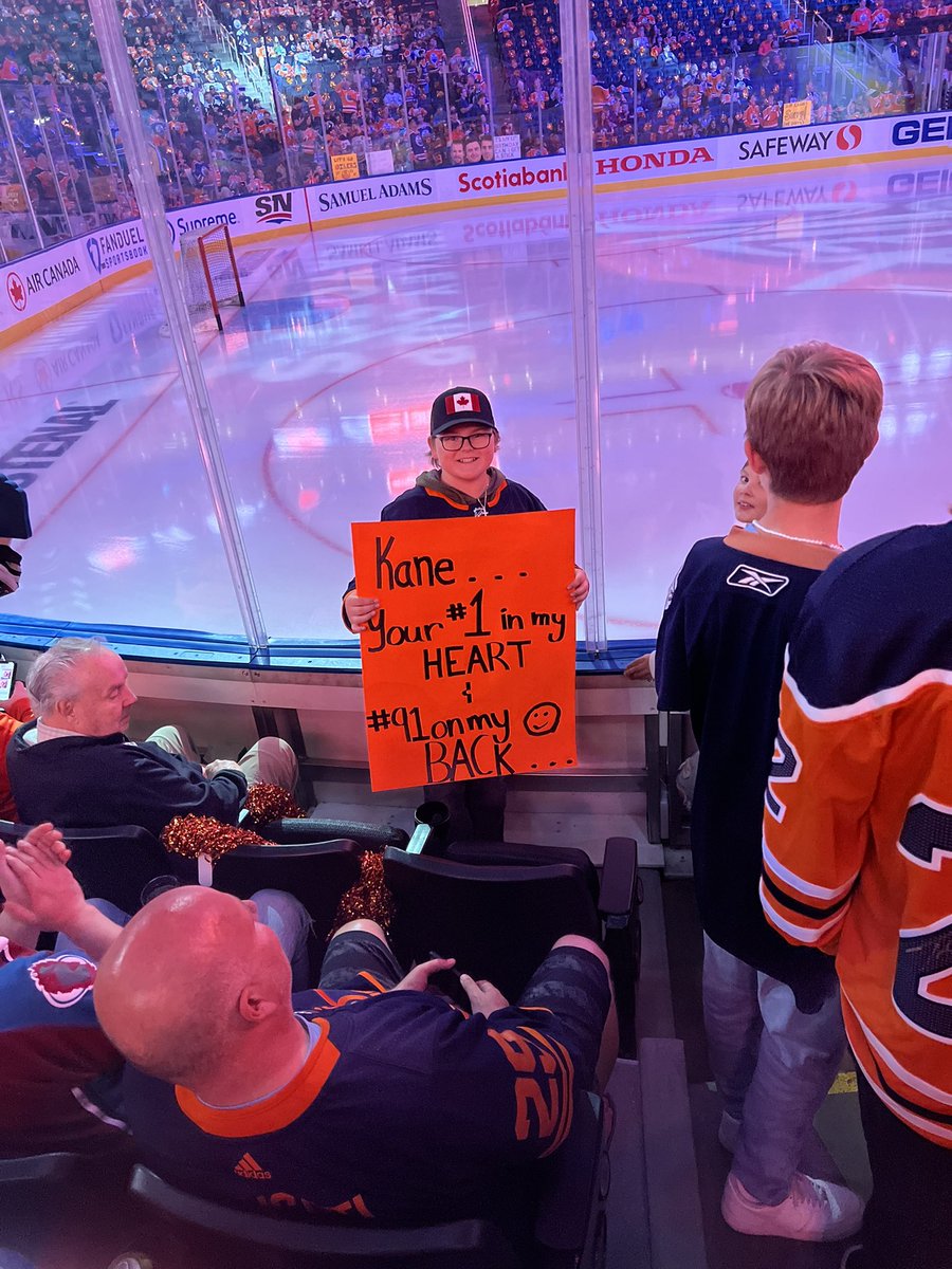 kmofarms's tweet photo. Got to watch @evanderkane_9  tonight pretty happy kid https://t.co/rUbroBng3L