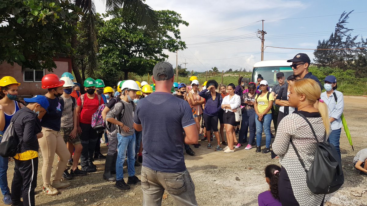 asel_gainza's tweet photo. #Hoy celebramos el 5 Junio #DiaMundialDelMedioAmbiente 
Esta vez el grupo ECOARTE, 1er año de Geologia, CEMA y @UniversidadMoa se integran para realizar actividades de intercambio educativo y saneamiento ambiental en la zona costera de @PuertoMoa.
@citmacuba @cubaniquel @CubaMES https://t.co/BBgRNMnvAb