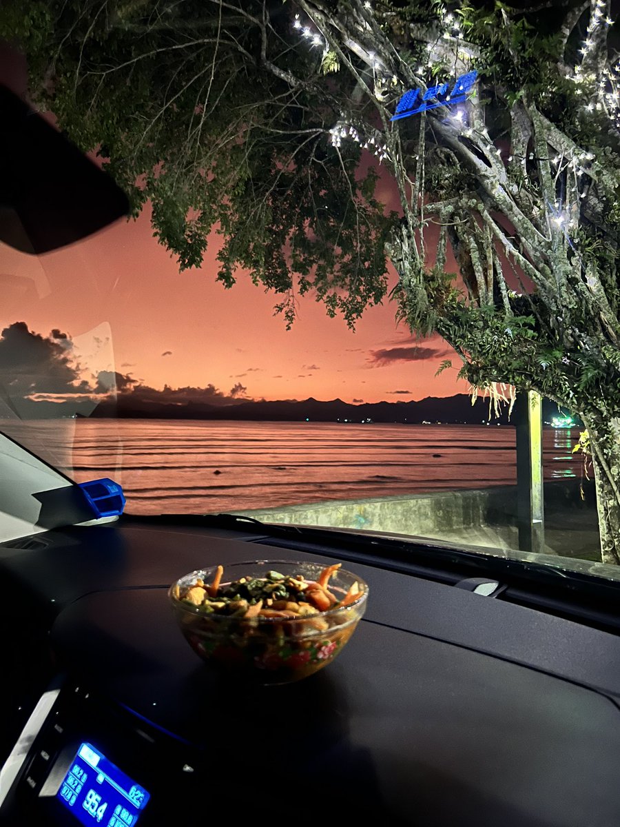 Sometimes a quiet 🤫 meal  by the evening sunset on a Sunday is just what you need . #sunset #mealplan  #diet  #meal3