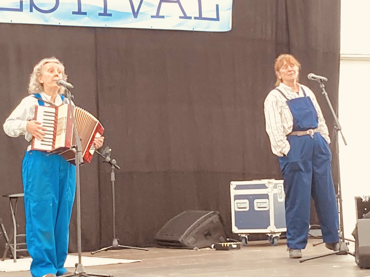 comedyloulou's tweet photo. You’re so welcome. You were wonderful. It was a treat to watch you perform. All the best with your show 💕 #crick #crickboatshow2022 #theatre #theidlewomen #womeninboating Here are the pics I took too 😊⚓️😊 https://t.co/Wvg58ehsc7