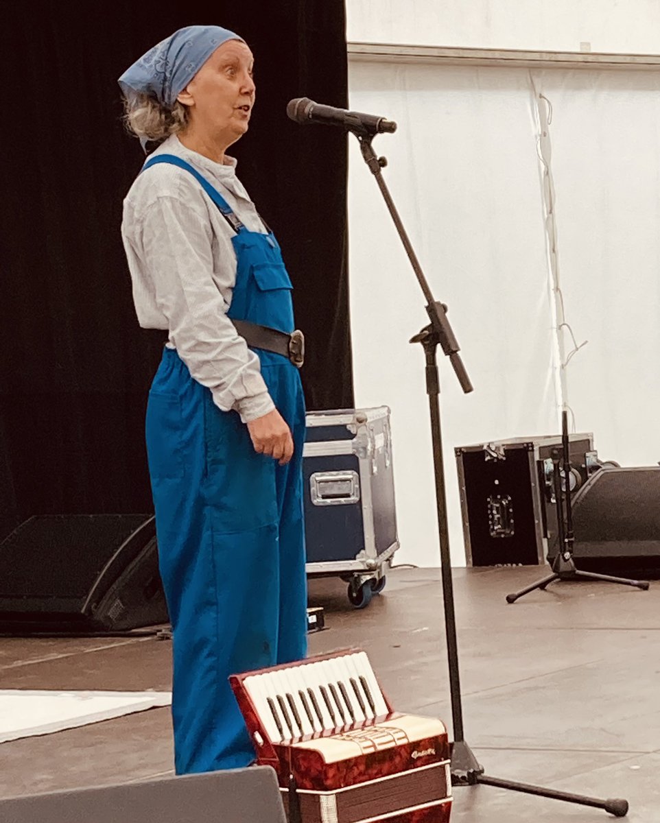 comedyloulou's tweet photo. You’re so welcome. You were wonderful. It was a treat to watch you perform. All the best with your show 💕 #crick #crickboatshow2022 #theatre #theidlewomen #womeninboating Here are the pics I took too 😊⚓️😊 https://t.co/Wvg58ehsc7