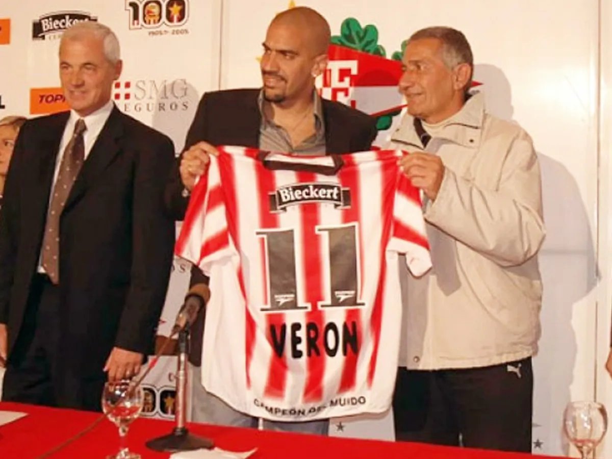 Se cumplen hoy 16 años del regreso de Juan Sebastián Verón a #EDLP, tras 10 temporadas en Europa. En su 2º ciclo como jugador pincha se consagró 2 veces campeón del fútbol argentino y una vez como Campeón de América.
Su 9º partido tras su retorno fue su 1º regional: lo ganó 7-0