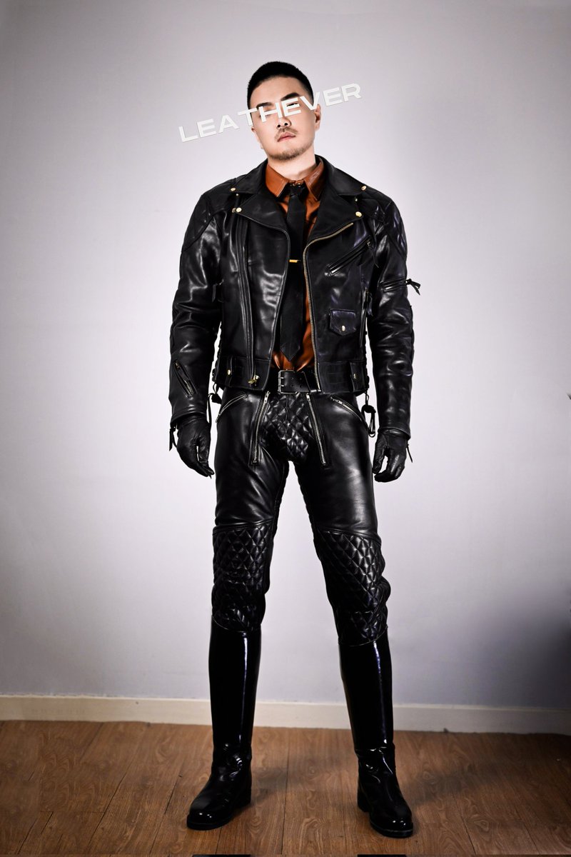 Leathever's tweet photo. It's too hot 
#Leatherinsummer https://t.co/OlbvYY0IjB