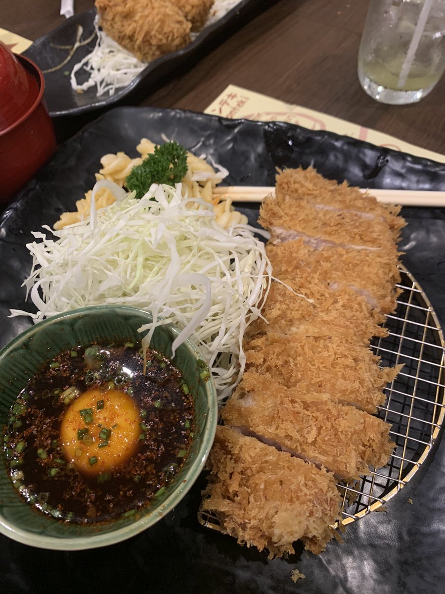 HungryPn's tweet photo. วันนี้ขอมารีวิว ร้านญี่ปุ่นร้านนึงหน่อยครับ 
ชื่อร้านว่า Kobe tonteki อยากจะบอกว่า หมูย่างร้านเค้าโคตรจะดี ข้าว+ผักดองเติมได้ไม่อั้น สำหรับ���ครสายผักดองอยากให้ลองจริงคืออร่อยจัดๆเค็มๆหวานๆ กินกับหมูคือดีจัดเสริฟพร้อมกระเทียมย่างฟินจัดต้องลอง #อร่อยไปแดก #รีวิวอาหาร https://t.co/7pgNz6VQK2