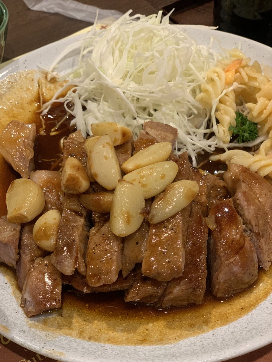 HungryPn's tweet photo. วันนี้ขอมารีวิว ร้านญี่ปุ่นร้านนึงหน่อยครับ 
ชื่อร้านว่า Kobe tonteki อยากจะบอกว่า หมูย่างร้านเค้าโคตรจะดี ข้าว+ผักดองเติมได้ไม่อั้น สำหรับ���ครสายผักดองอยากให้ลองจริงคืออร่อยจัดๆเค็มๆหวานๆ กินกับหมูคือดีจัดเสริฟพร้อมกระเทียมย่างฟินจัดต้องลอง #อร่อยไปแดก #รีวิวอาหาร https://t.co/7pgNz6VQK2