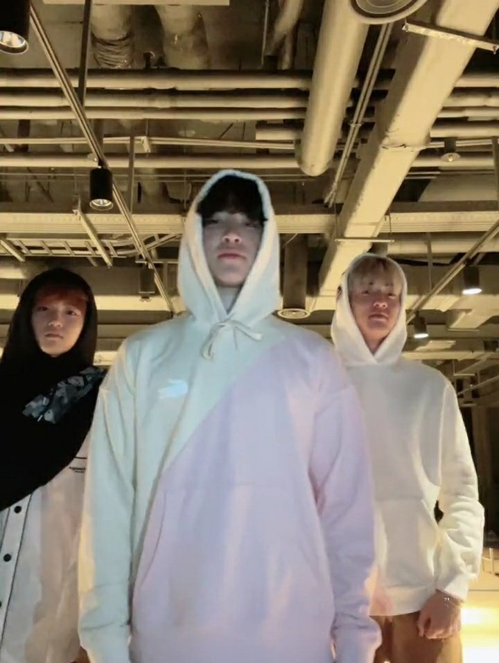 hooniestyles's tweet photo. TREASUREPINK DOING THE JIGGLE JIGGLE DANCE 🥳 https://t.co/ShZg9mw8gq