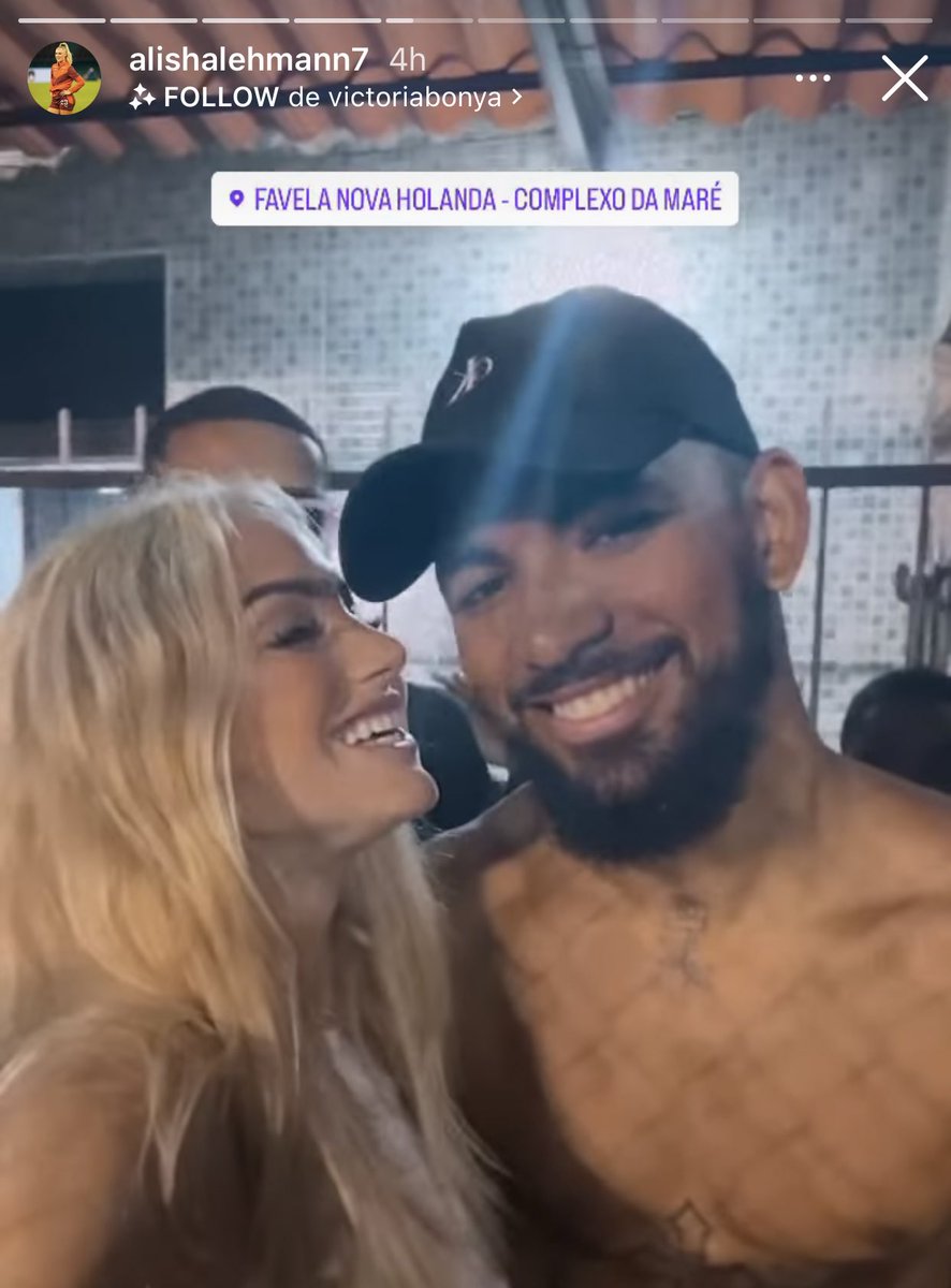 Simplesmente Douglas Luiz e Alisha Lehman na favela Nova Holanda-Rj