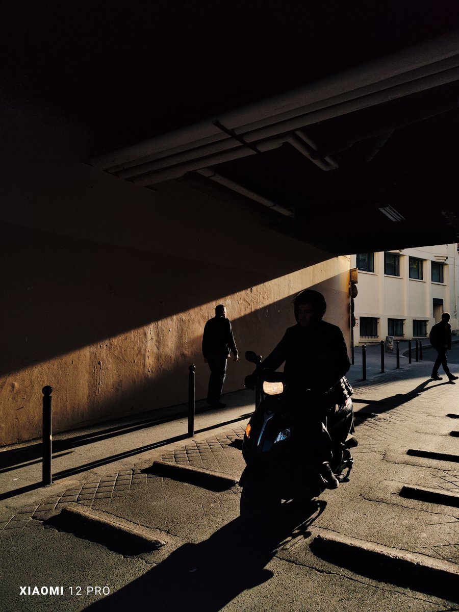 Xiaomi's tweet photo. See the streets of Paris and #TheNeverEndingPursuit through the eyes of street photographer VuThéara @vutheara. #XiaomiMasterClass #XiaomiImagery #Xiaomi12Pro https://t.co/WPIdI5YaUm
