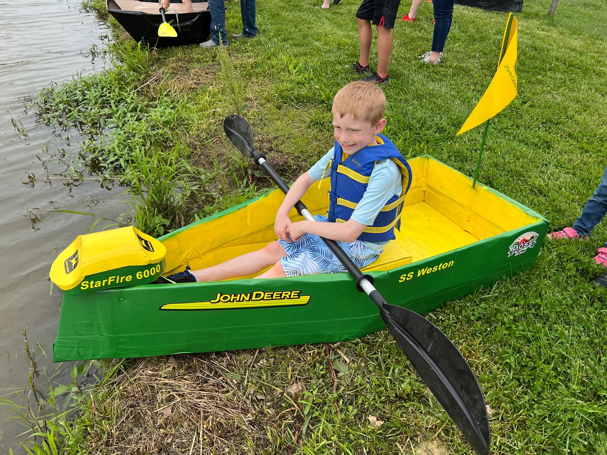 AHWLLC's tweet photo. 🟩 Green & Yellow 🟨 never looked so good on water! #CardboardBoatRace #SSWeston
🚣♂️: Weston M.
📸: Matt M.
#AHWLLC #KidsHavingABlast #JohnDeere #SF6000 https://t.co/5mKG2j5aZk
