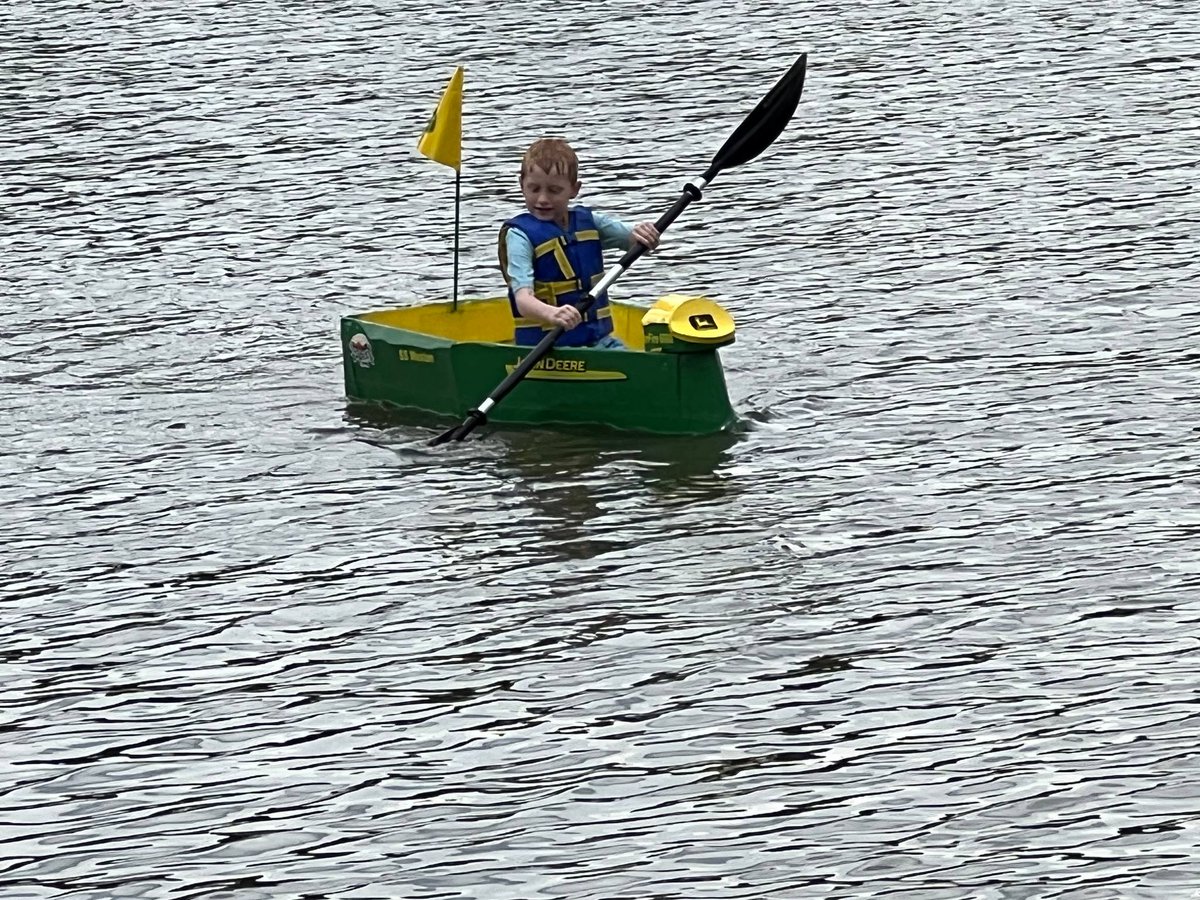 AHWLLC's tweet photo. 🟩 Green & Yellow 🟨 never looked so good on water! #CardboardBoatRace #SSWeston
🚣♂️: Weston M.
📸: Matt M.
#AHWLLC #KidsHavingABlast #JohnDeere #SF6000 https://t.co/5mKG2j5aZk