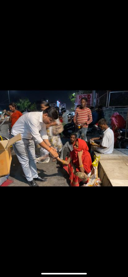 Er_TSain's tweet photo. अक्षय निलय फ़ाउंडेशन जयपुर की एक अनूठी पहल 
"कोई गरीब भूखा न सोएं हमेशा ज़रूरतमंद व ग़रीबों की मदद हो..."

Today's activity of distributing food to kids nd families living on roadside.

नर सेवा नारायण सेवा
#food_distribution_drive  #ngojaipur #FoodDistributionDrive #ANFINDIA https://t.co/mtWmdbezil