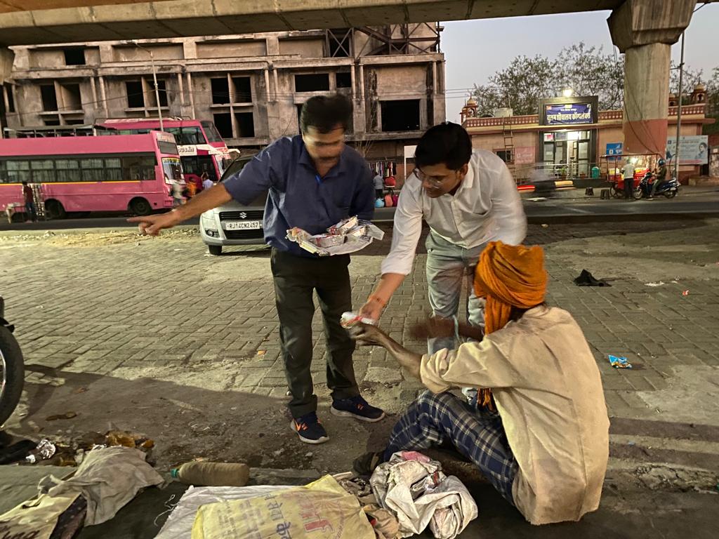 Er_TSain's tweet photo. अक्षय निलय फ़ाउंडेशन जयपुर की एक अनूठी पहल 
"कोई गरीब भूखा न सोएं हमेशा ज़रूरतमंद व ग़रीबों की मदद हो..."

Today's activity of distributing food to kids nd families living on roadside.

नर सेवा नारायण सेवा
#food_distribution_drive  #ngojaipur #FoodDistributionDrive #ANFINDIA https://t.co/mtWmdbezil