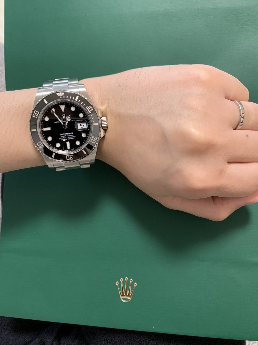 hdiagiukchi's tweet photo. 購入できたのはサブマリーナデイトです！店内も混んでて店外に列もできてたので無理だろうと思ってましたが、担当さんから小声で実は…と念願の個室に！！心臓バクバクでした。腕が細くて似合わないですね😅
念願の鶴ックスも折ることができました😂笑 https://t.co/cnzKa40n03