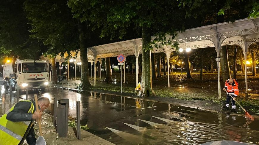 icipaysauvergne's tweet image. Les orages et la grêle causent d'importants dégâts dans l'#Allier et le #PuydeDôme

➡️ l.francebleu.fr/VOd