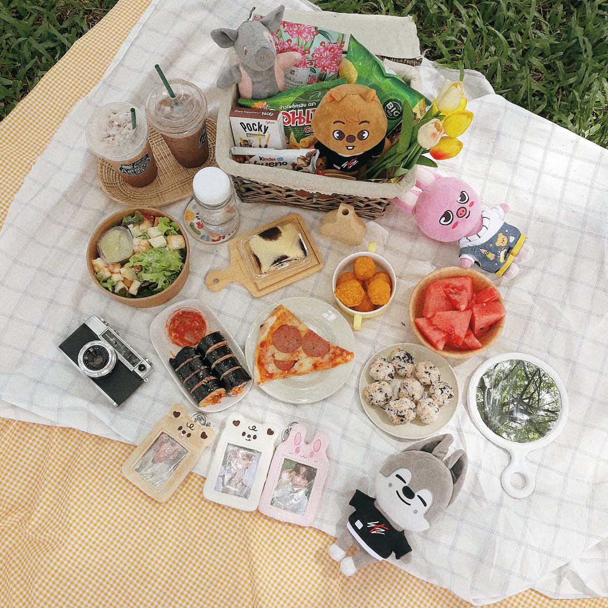 getcoolwithchan's tweet photo. ♡ picnic day°
________
#wolfwlog #skzoo https://t.co/VIelDV3eNV