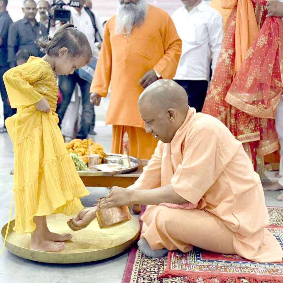 thakurakash101's tweet photo. गोरक्षपीठ के पीठाधीश्वर सनातन संस्कृति के सजग प्रहरी माननीय मुख्यमंत्री परम् पूज्य योगी आदित्यनाथ @myogiadityanath जी महाराज को जन्मदिन की ढ़ेरो शुभकामनाएं 
प्रभु #श्रीराम के कृपा से आप यशकीर्ति, सुदीर्घ स्वस्थ जीवन के धारकबने #HappyBirthdayYogiJi https://t.co/7JPYH04mAV