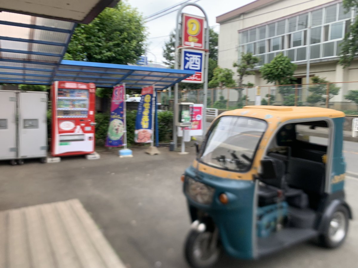 dangaizeppekide's tweet photo. 伊勢原市のデイリーはなんだか、食料が豊富でいい。
とりあえずカップヌードル食べて、今日は整骨院だ。
そして壊れたiPhoneでの撮影にハマった私は、愛車と共にパシャリΣp📷ω・´)
#APtrikes125 #aliveprus https://t.co/PUxLAVtWB6