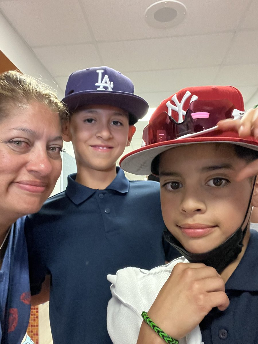 ASanchez_DSSE's tweet photo. It has been one amazing week seeing my students accomplishments! Keep reaching for the stars 🌟 Shine like the diamonds 💎 you are! I will miss you! ❤️💎🌟#TeamSISD #shookascendstogether https://t.co/VLxSyKRHob