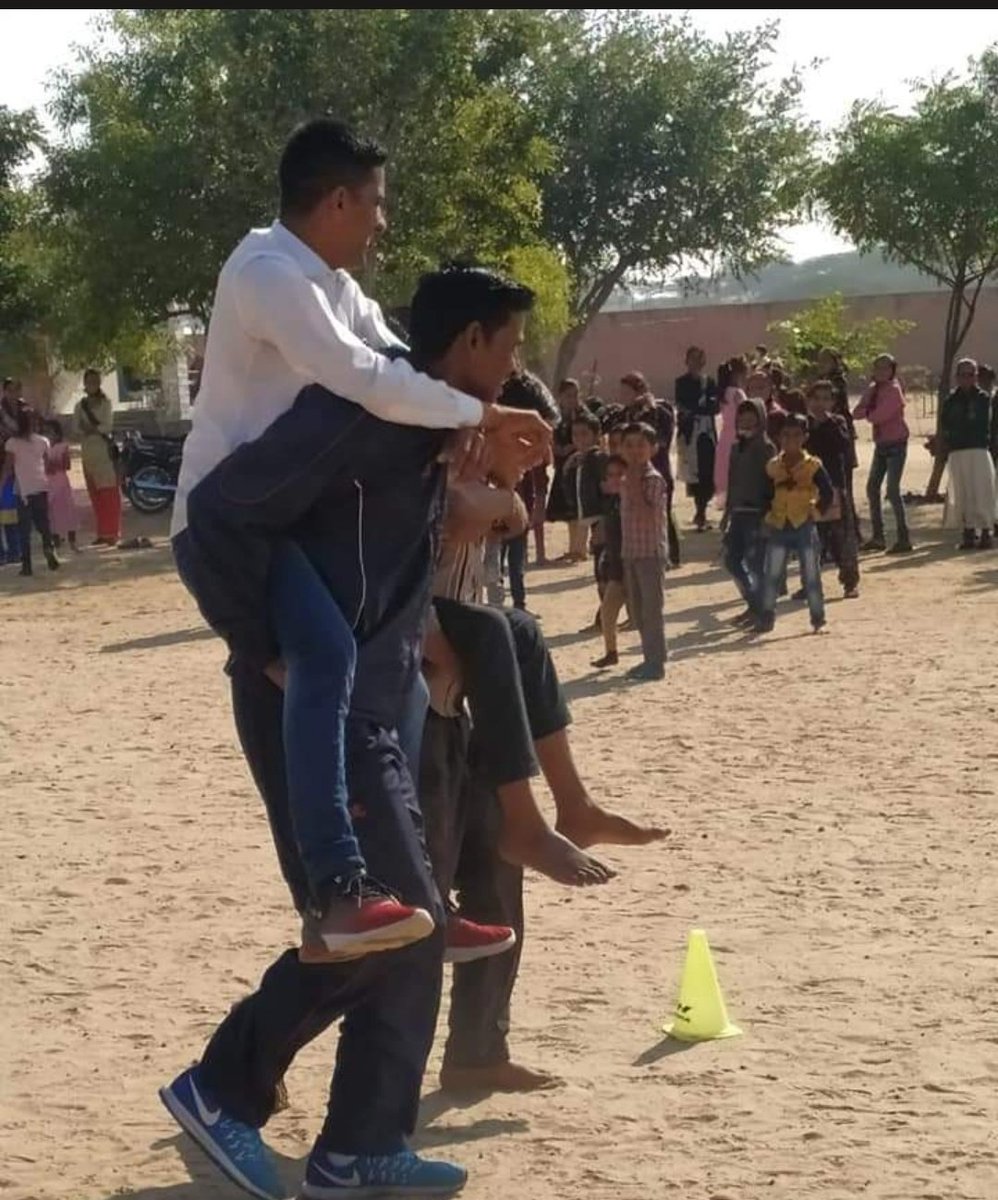 Beejaram20's tweet photo. ‘‘भला एक शिक्षक से अच्छा मार्गदर्शक और कौन हो सकता है’’ शिक्षा के इस युग में अपनी भरपूर ऊर्जा के साथ शिक्षा जगत में पल रहे अनेकों पौधों रूपी बालको को अपने ज्ञान से सींच कर वटवृक्ष बनाने में  कष्टसाध्य शिक्षक @Pukharaj_Barmer को जन्म दिन पर ढेर सारी शुभकामनाएं।। https://t.co/ARJvCEgqyg