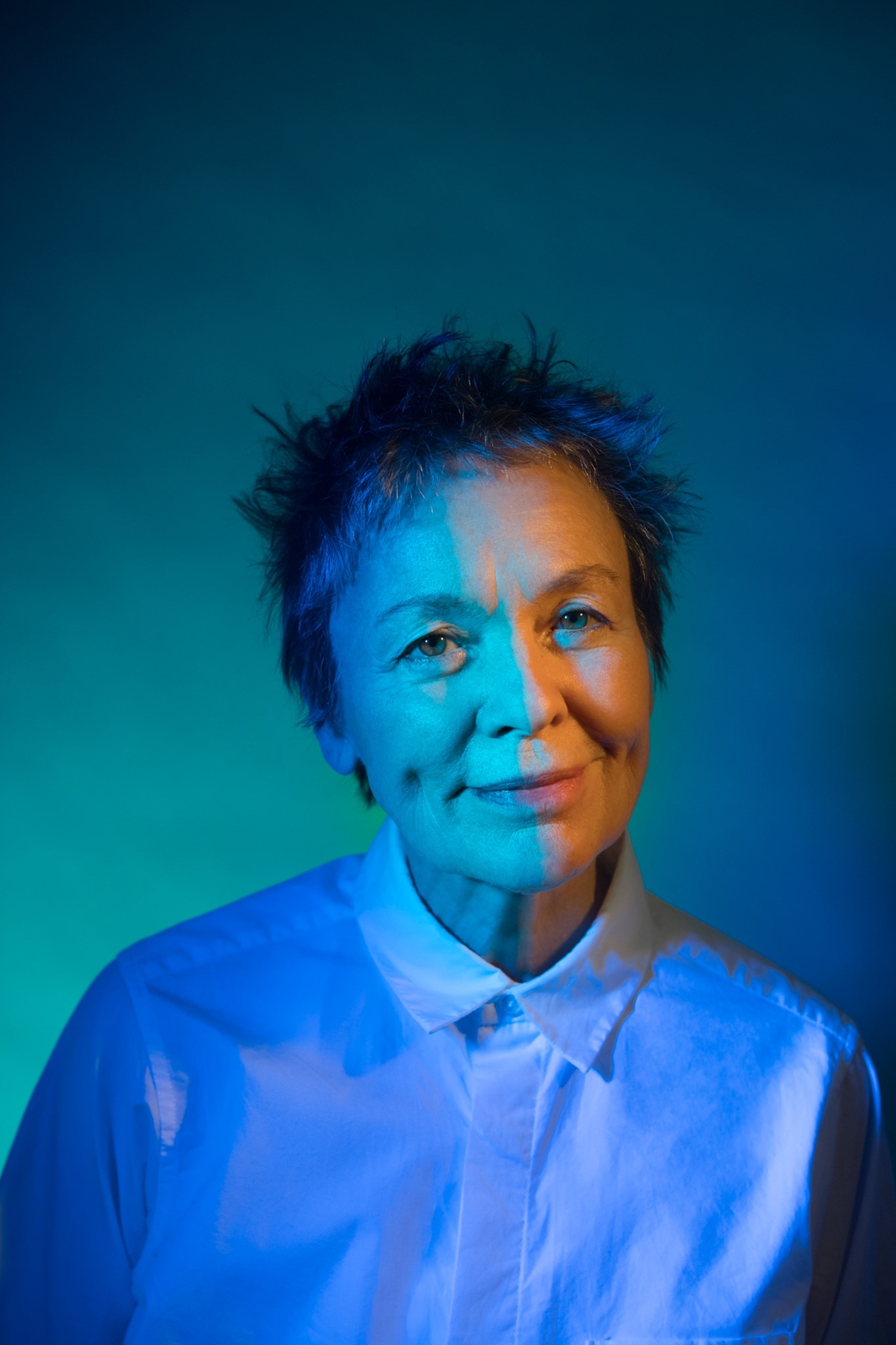 Happy birthday to American avant-garde artist,
Laurie Anderson (June 5, 1947). 