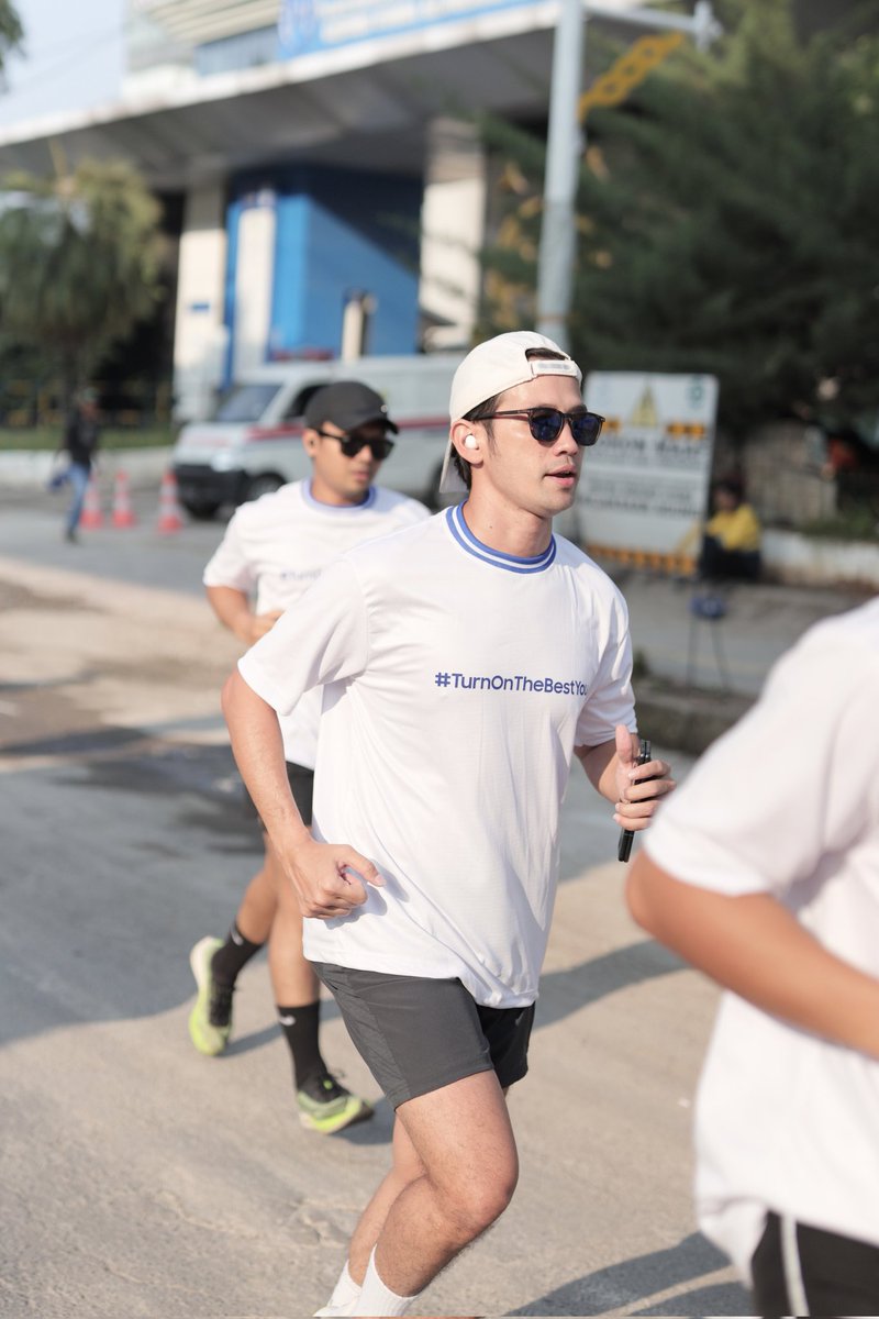 Acara #WearablesTweetNRun bener-bener PECAAAAH! 🔥 Thank you <a href="/samsungID/">Samsung Indonesia</a>, @7SpeedCoffee, dan semua participants! Gw nyaman banget mulai dari lari ditemenin #GalaxyBuds2, sampe kelar lari ngecek progress di #GalaxyWatch4 Classic biar jadi #TurnOnTheBestYou!