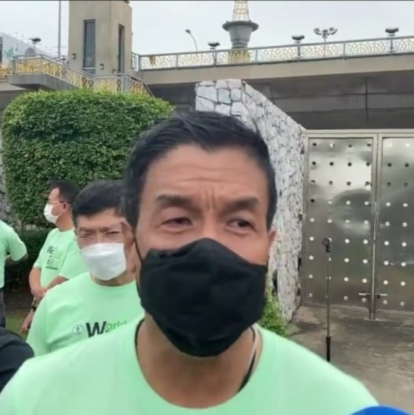 sirotek's tweet photo. ชัชชาติประกาศ "ผมมีส่วนผิด" กรณีดรามา กทม.  ที่สำนักระบายน้ำพูดต่อหน้าไลฟ์ชัชชาติว่ามีงบขุดลอกคลองปีนี้แค่  2 คลอง ขณะปลัด กทม. และอดีตรองผู้ว่าโต้ว่าไม่ใช่ ส่วนชัชชาติระบุ ‘ผมมีส่วนผิดที่ไปถามกลางไลฟ์’ ย้ำไม่อยากให้เป็นดราม่า #ชัชชาติ https://t.co/zI3RXlDjve