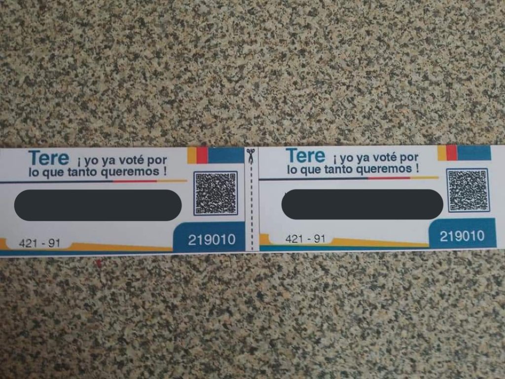 abrahamendieta's tweet photo. 🚨 Me informan que siguen repartiendo casi a media noche estos cupones con los que “sortean una casa” entre los que voten por Tere Jimenez en Aguascalientes. 

Piden la INE y tendrán que enviar foto de su voto y del cupón. 

El INE sigue sin ver nada. https://t.co/EAMe18AhpA