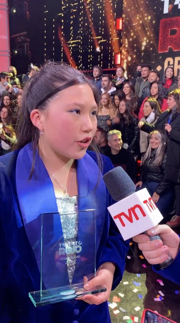 Rojo_TVN's tweet photo. ♦️ #GranFinalTalentoRojo 

Sigue nuestro #BackstageDigital ✨ 

Martina Yañez: "Ha sido la primera vez que canto una canción en inglés, fue un poquito difícil" 

Únete a la transmisión acá ➡️  https://t.co/2yquYxAtiU https://t.co/donBbWjXjw