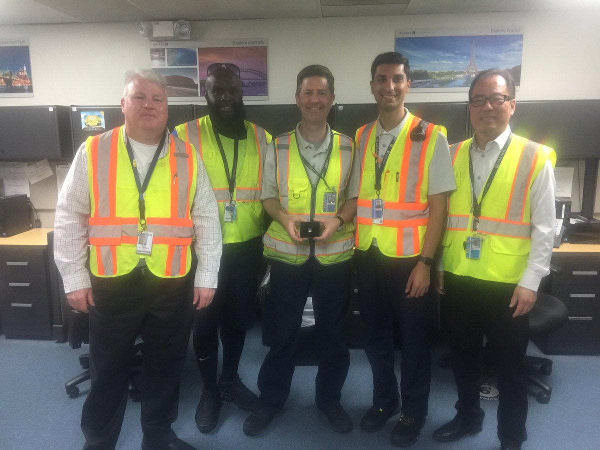 Congratulations to BTW Supervisor Louis Weiss on his 10 yr anniversary with United. You are a big part of the LAX team #beingunited @TammyLHServedio @mcgrath_jonna