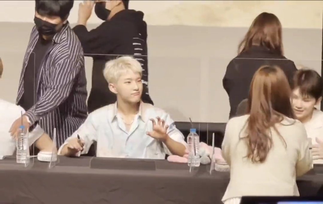 WeShipAndWeSail's tweet photo. Okay but what if after the fansign, Jihoon is so confused why Soonyoung is in a sulky mood after a fan "hamranghae" towards him instead of Horanghae, and unfortunate for Jihoon, Soonyoung decided to blame that on him. 

KSY: this is your fault >_<
LJh: WHAT DID I EVEN DO?! https://t.co/bhGIlSGwob