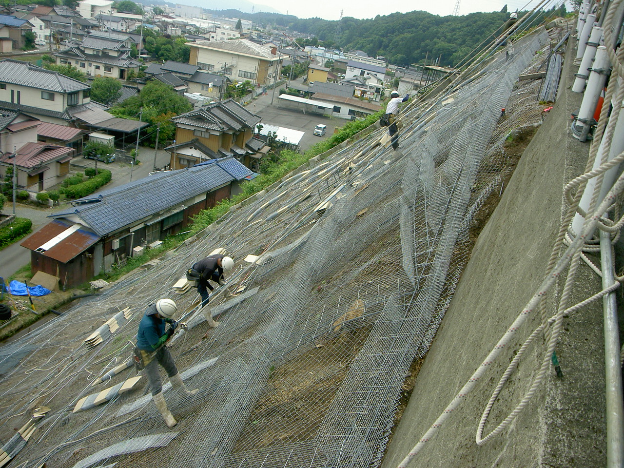長野県砂防課 ６月は土砂災害防止月間です がけ崩れを防ぐ法枠工の施工写真 金網で枠の形を作り そこにモルタルを吹き付けて完成 斜面の上で命綱一つで作業する作業員さんたちはすごい T Co D4pzqksnui Twitter