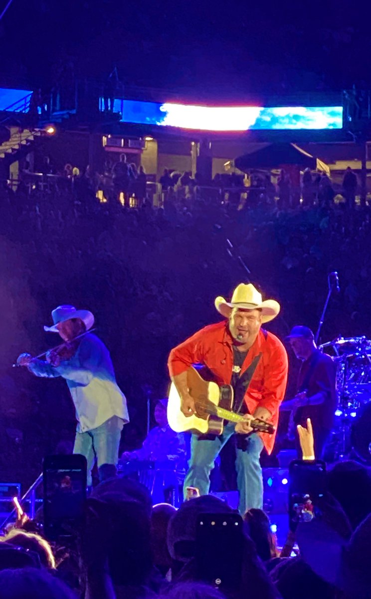 AllysonS1105's tweet photo. Thank you @garthbrooks  for an amazing night!!! https://t.co/l337wXEP1Q