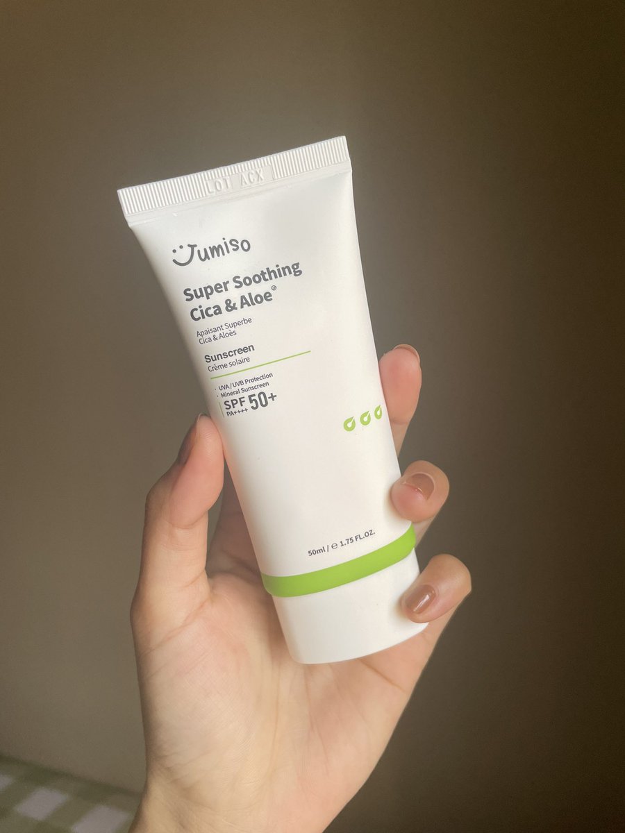 azeclair's tweet photo. Finally found a mineral sunscreen made for sensitive acne skin🥹🫠🥰🫶

✨Jumiso Super Soothing Cica &amp; Aloe✨

🤍matte-yet-still-hydrating finish
🤍blendable
🤍non-sticky
🤍very minimal whitecast
🤍🤍🤍soothing redness &amp; inflamed acne

#racuninskincare
#trymereviewme https://t.co/ourbZDUPLy