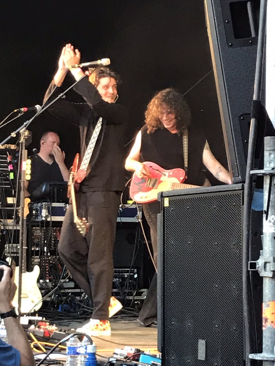 RadioLibert2's tweet photo. Heerlijke avond gehad op #kaderock totdat een of andere kale debiel op #klompen aan mijn zus wilde zitten. 
De volgende keer grijp ik je! Ik maak je af. https://t.co/zdmhZgfUfQ
