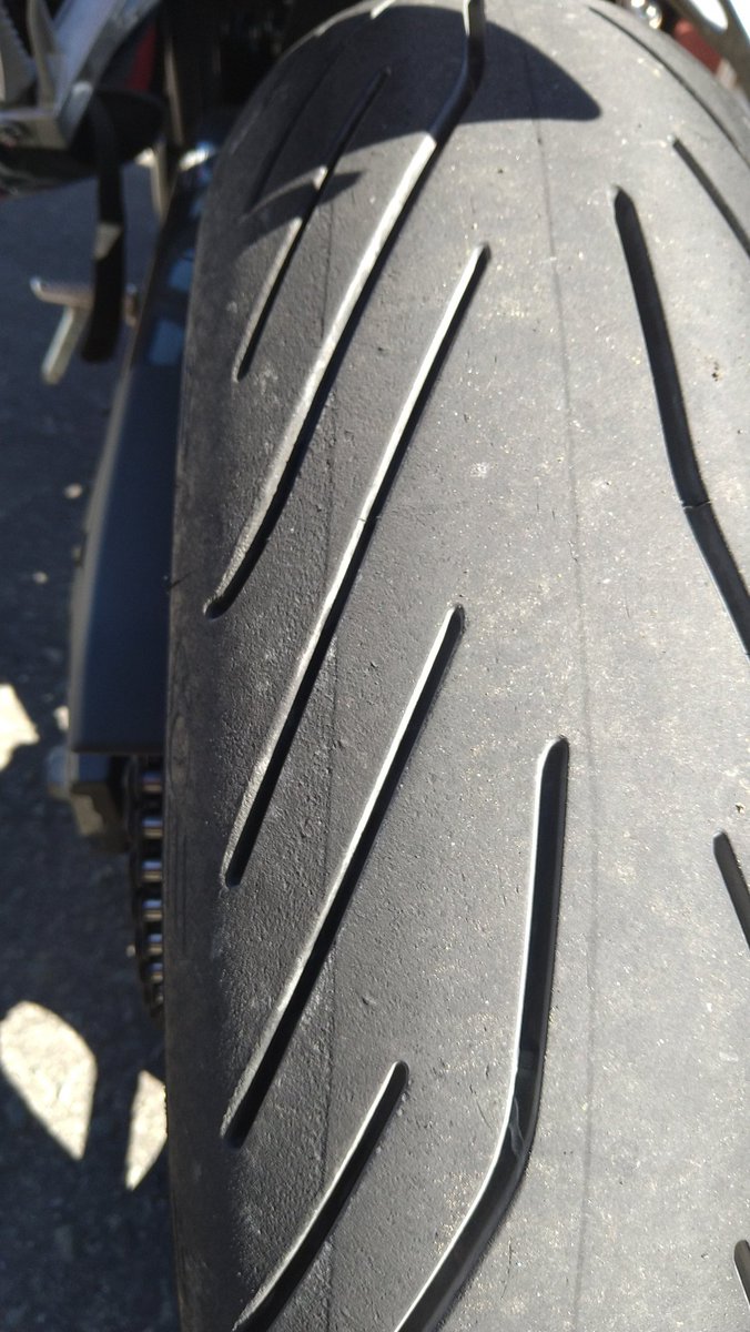 masamichi_oki's tweet image. MICHELINのパイロットパワー3でミニコース走行したら、段付きが出来た。2CTでセンターとサイドでコンパウンドが違うからなのはわかるけど、これ普通なのかな。
#MICHELIN
#PILOTPOWER3
#バイク
#タイヤ