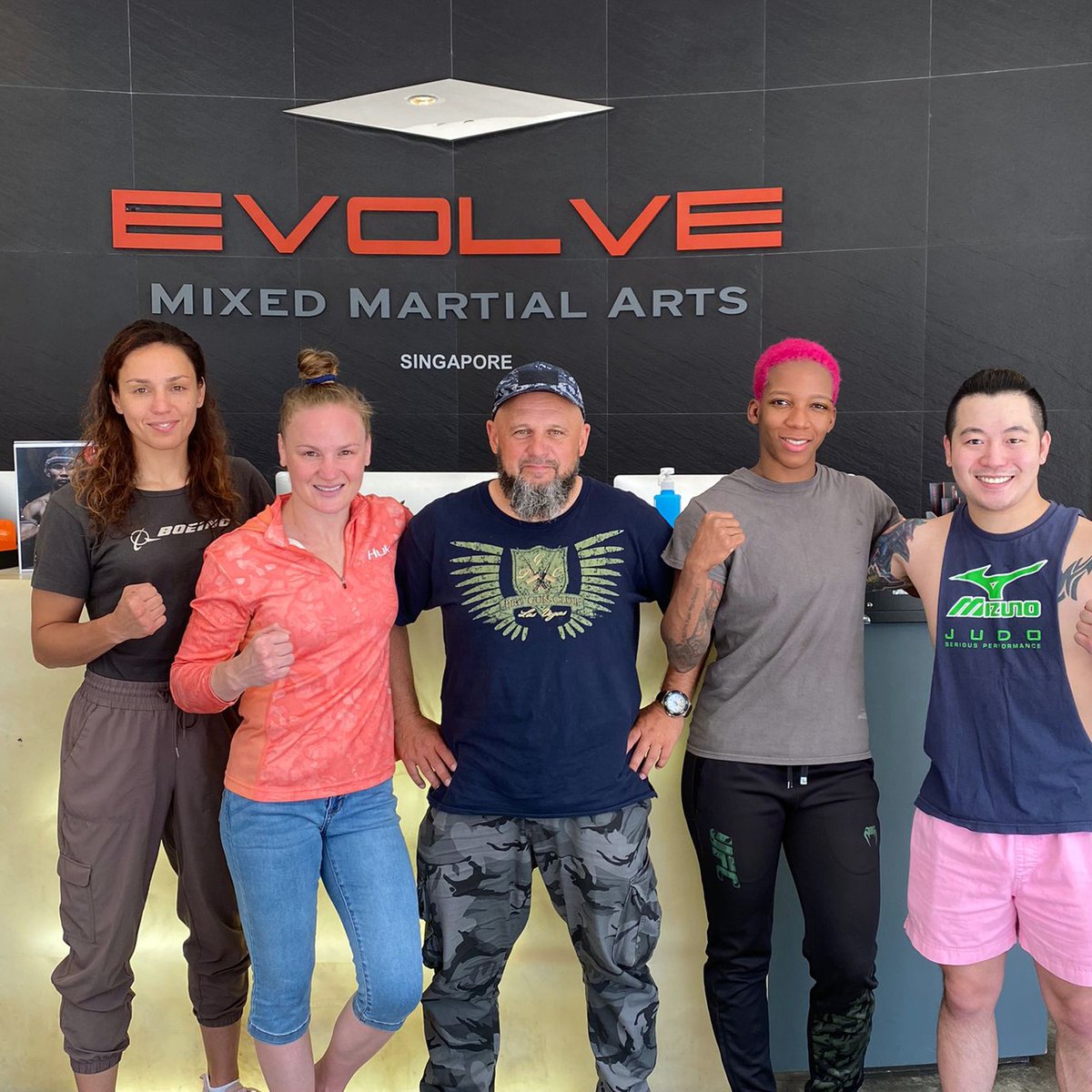 EvolveMMA's tweet image. Welcome UFC fighters to Evolve MMA! &amp;lt;&amp;gt;

@BulletValentina @AntoninaPantera @joannamma #JoselyneEdwards @mikebrownmma @gloverteixeira #taylanyuasa

#mma #champions #evolvemma #singapore