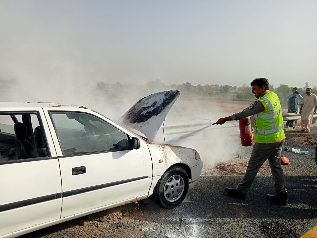 NHMPofficial's tweet image. این ایچ ایم پی کی بروقت کاروائی!
مسافروں کو بڑے نقصان سے بچا لیا گیا۔

موٹروے ایم-4 نزد وریام والا انٹر چینج ایک گاڑی میں اچانک آگ بھڑک اٹھی۔ این ایچ ایم پی کے افسران نے فی الفورموقع پر پہنچ کر آگ بجھانے والے آلات کی مدد سے آگ پر قابو پا لیا۔