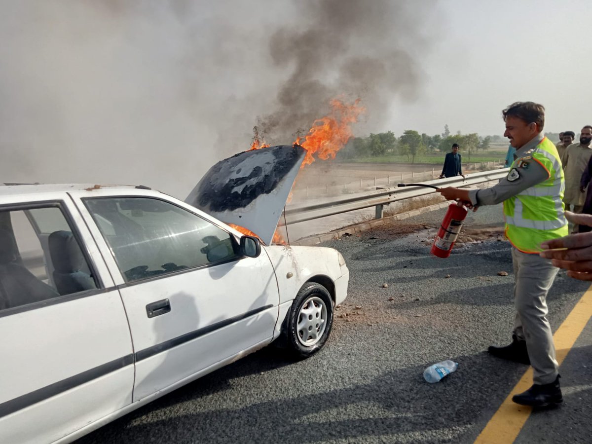 NHMPofficial's tweet image. این ایچ ایم پی کی بروقت کاروائی!
مسافروں کو بڑے نقصان سے بچا لیا گیا۔

موٹروے ایم-4 نزد وریام والا انٹر چینج ایک گاڑی میں اچانک آگ بھڑک اٹھی۔ این ایچ ایم پی کے افسران نے فی الفورموقع پر پہنچ کر آگ بجھانے والے آلات کی مدد سے آگ پر قابو پا لیا۔